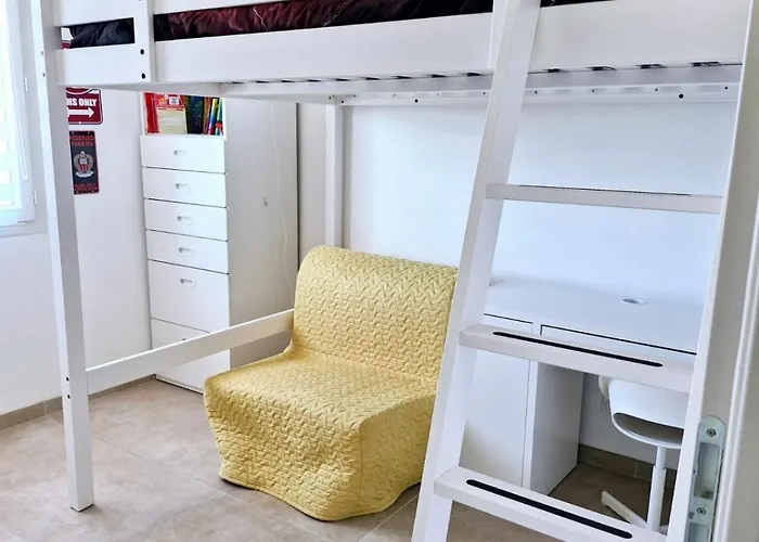 Nice, Magnifique Vue Avec Piscine